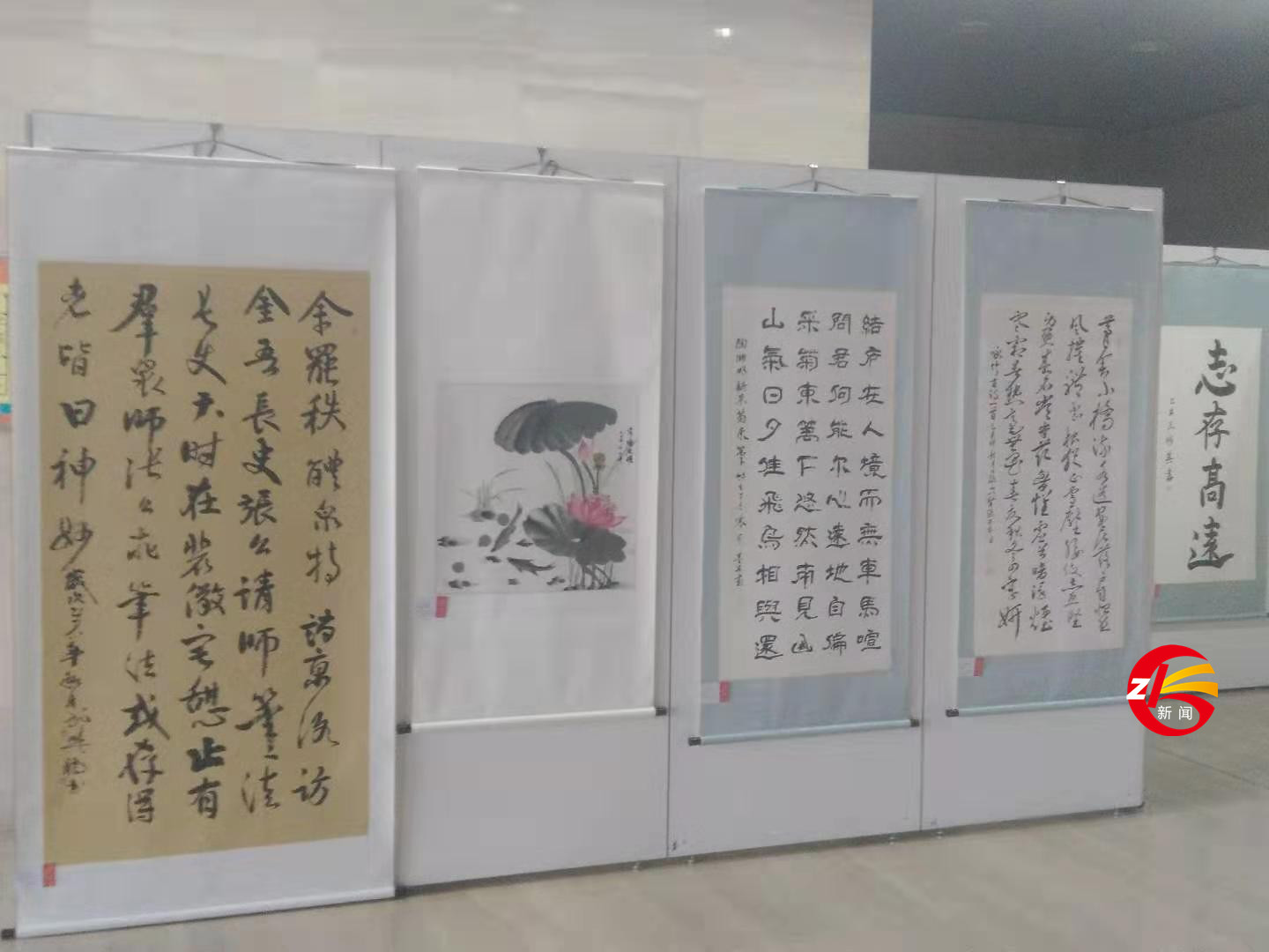 泰安市第十屆環(huán)衛(wèi)工人書畫攝影展在電視臺(tái)一樓大廳隆重舉行