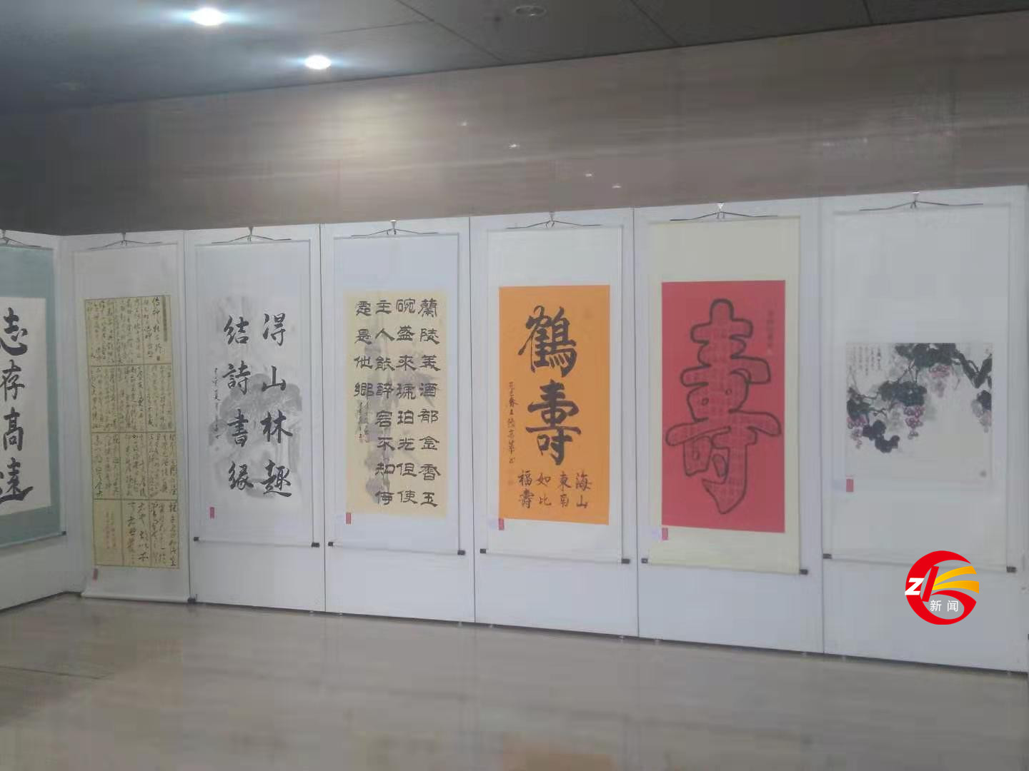 泰安市第十屆環(huán)衛(wèi)工人書畫攝影展在電視臺(tái)一樓大廳隆重舉行