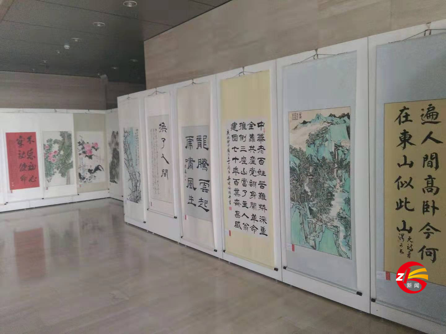 泰安市第十屆環(huán)衛(wèi)工人書畫攝影展在電視臺(tái)一樓大廳隆重舉行