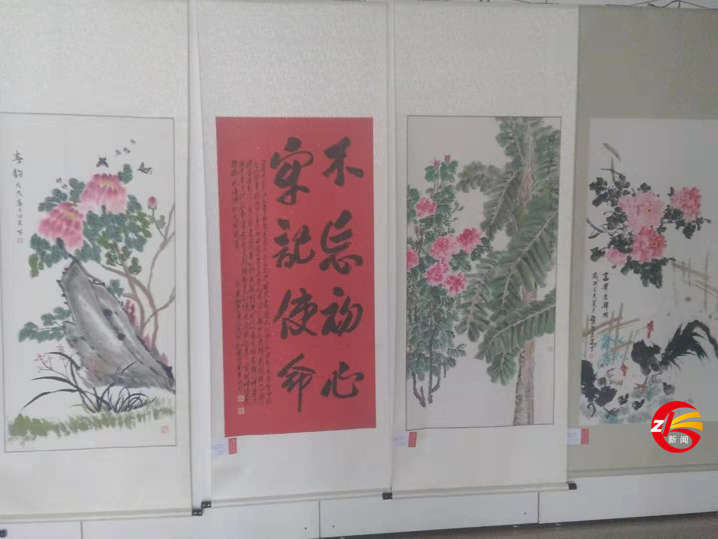 泰安市第十屆環(huán)衛(wèi)工人書畫攝影展在電視臺(tái)一樓大廳隆重舉行