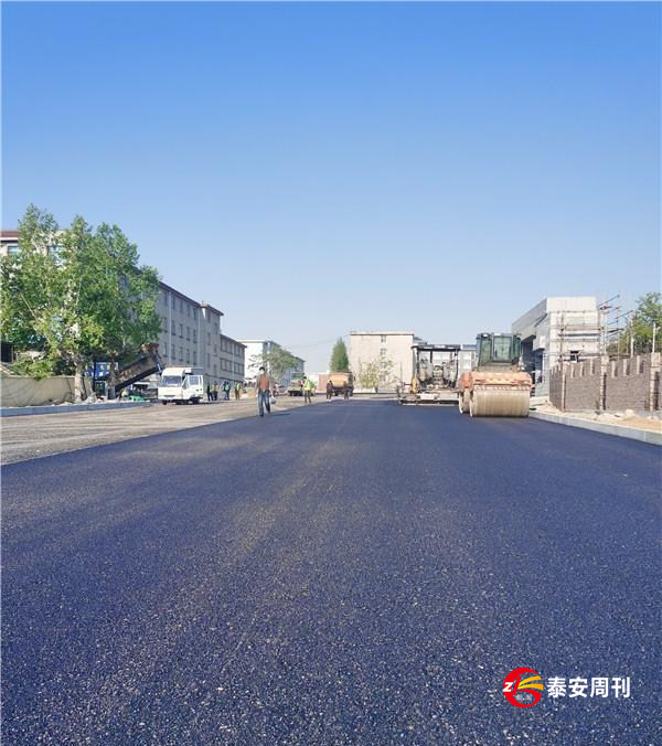 泰安市擂鼓石大街中段道路進(jìn)入最后沖刺階段