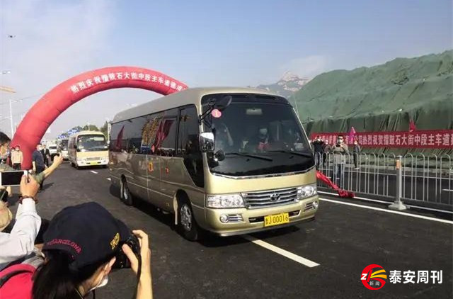 泰安擂鼓石大街中段主車道今天建成通車！