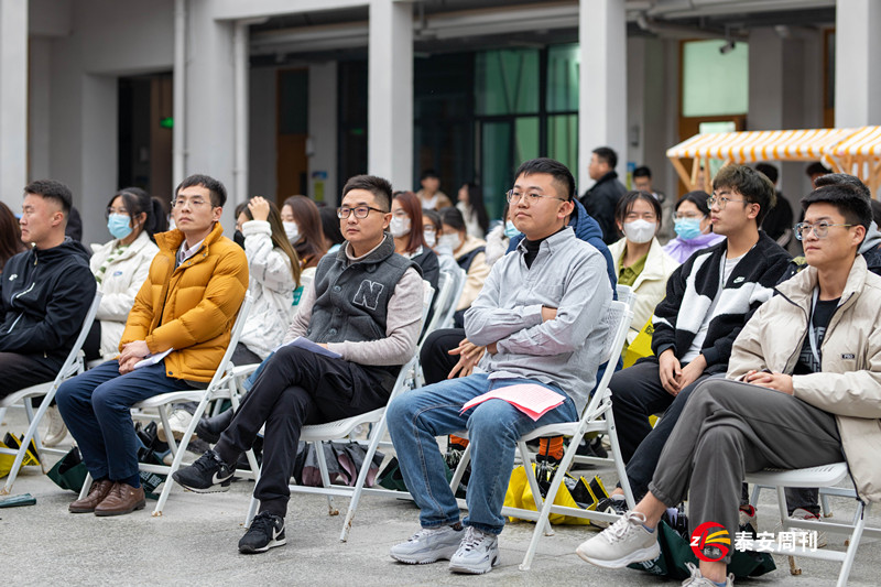 在泰安，這所全員書院制大學(xué)里的師生一起品鑒泰山豆腐文化