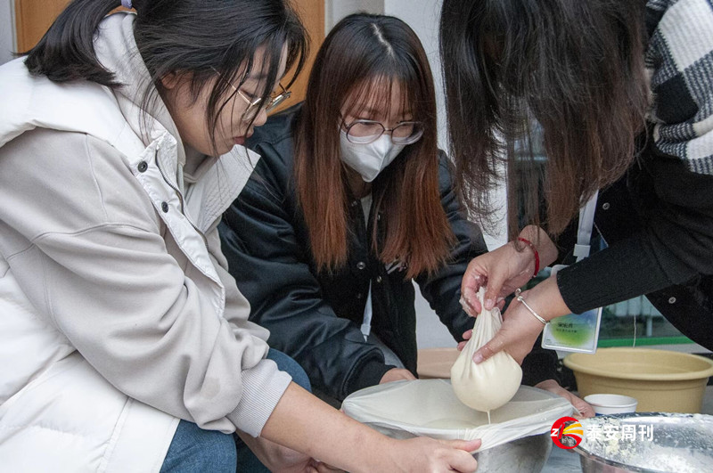 在泰安，這所全員書院制大學(xué)里的師生一起品鑒泰山豆腐文化