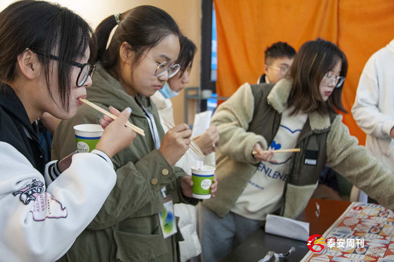 在泰安，這所全員書院制大學(xué)里的師生一起品鑒泰山豆腐文化